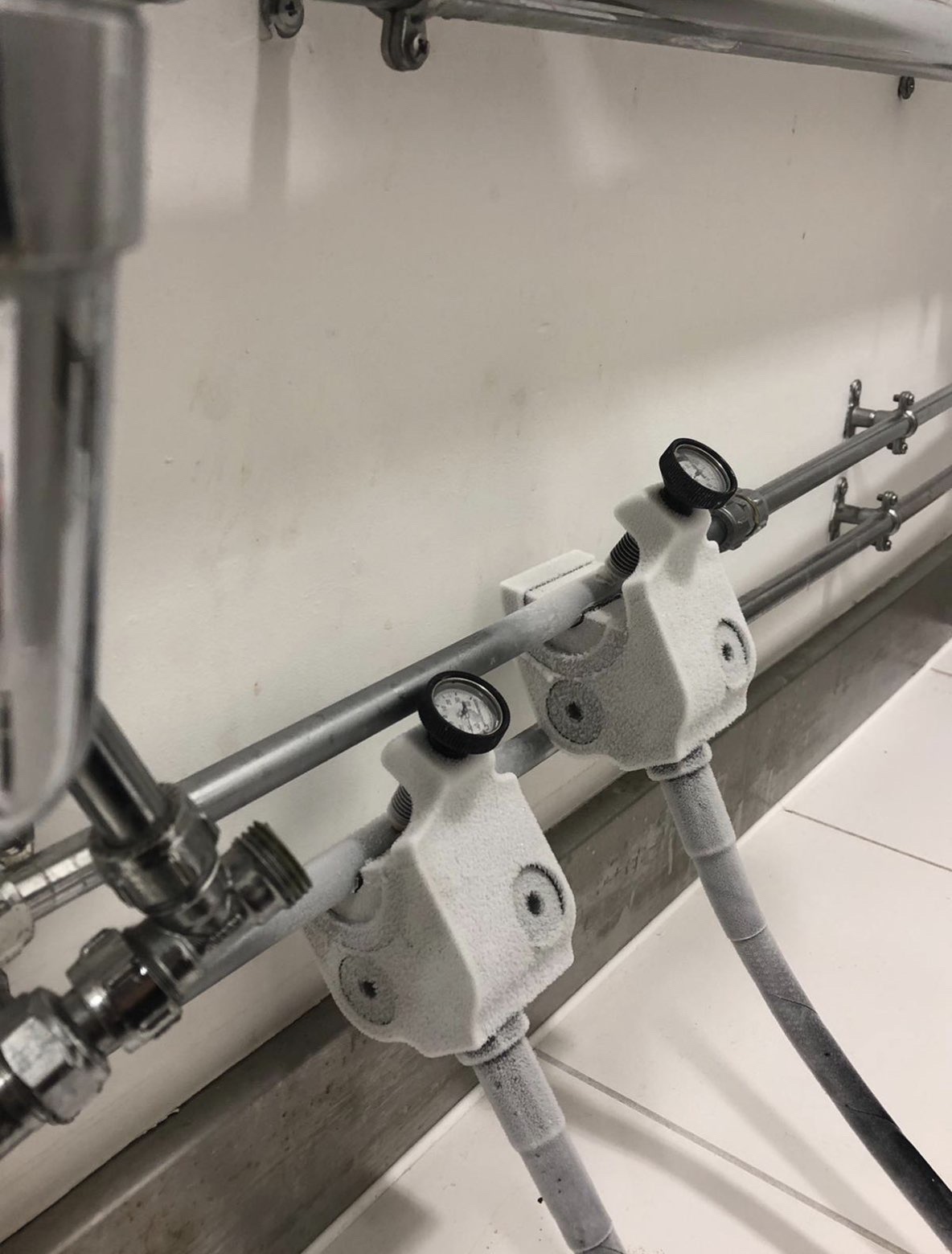 Pressure gauge and valve installation